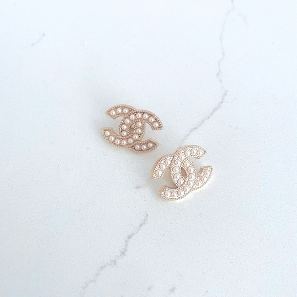 Luxury Gold/Faux Pearl Signature Logo Repurposed Button Earrings 22mm - Picture 1 of 1